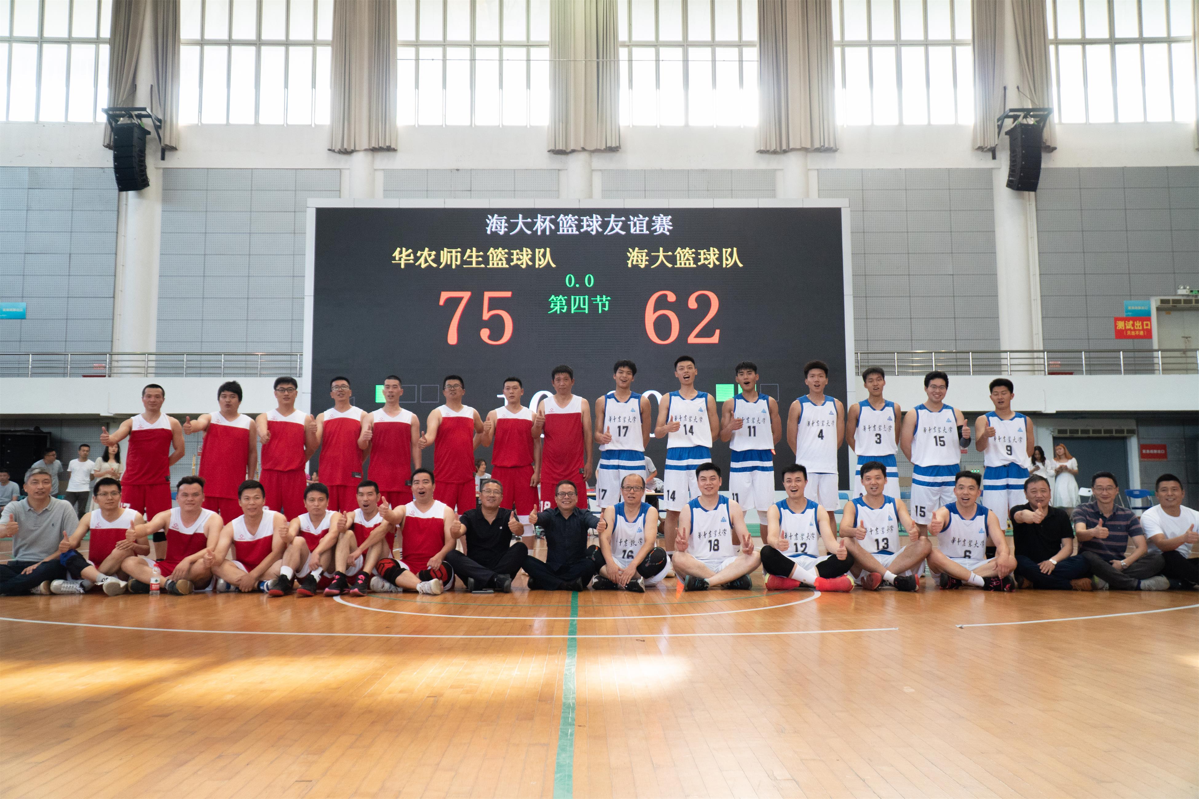 a动漫
篮球队与海大篮球队合影（学通社记者 郎一阳 摄）