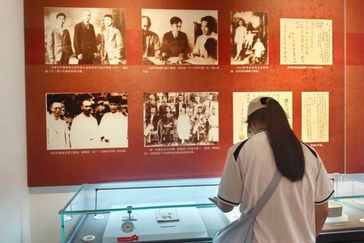 同学们学习中共五大会议历史 (孙嘉仪摄) 同学们学习中共五大会议历史 (孙嘉仪摄)