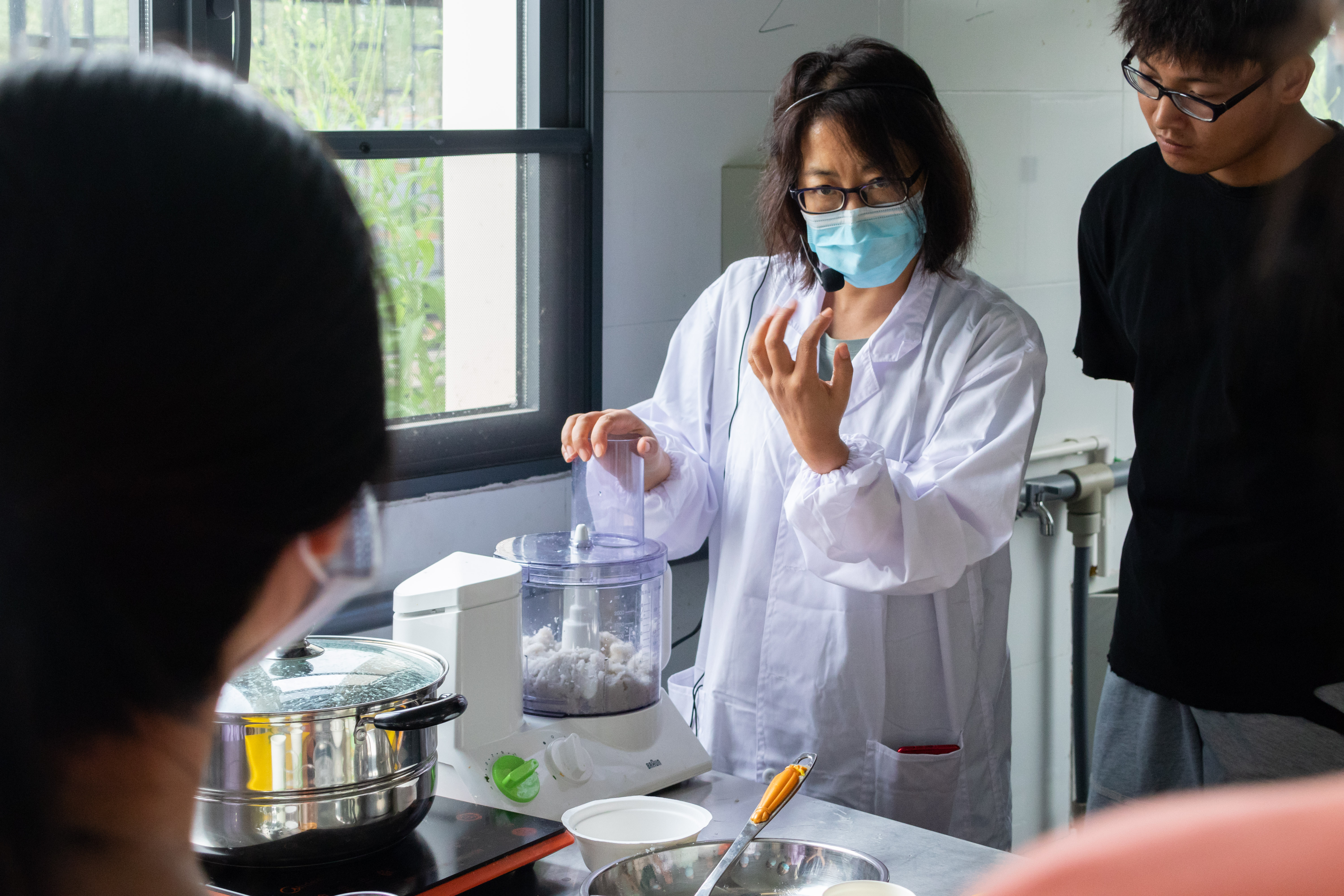 a动漫
张秀杰老师向新生介绍“空擂法”（学通社记者 周丹丹 摄）