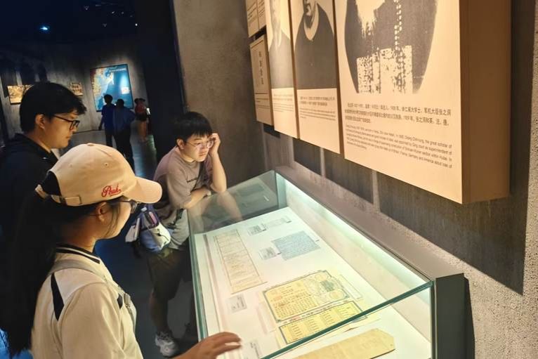 同学们观看张之洞先生实业救国历史文物 (孙嘉仪摄) 同学们观看张之洞先生实业救国历史文物 (孙嘉仪摄)