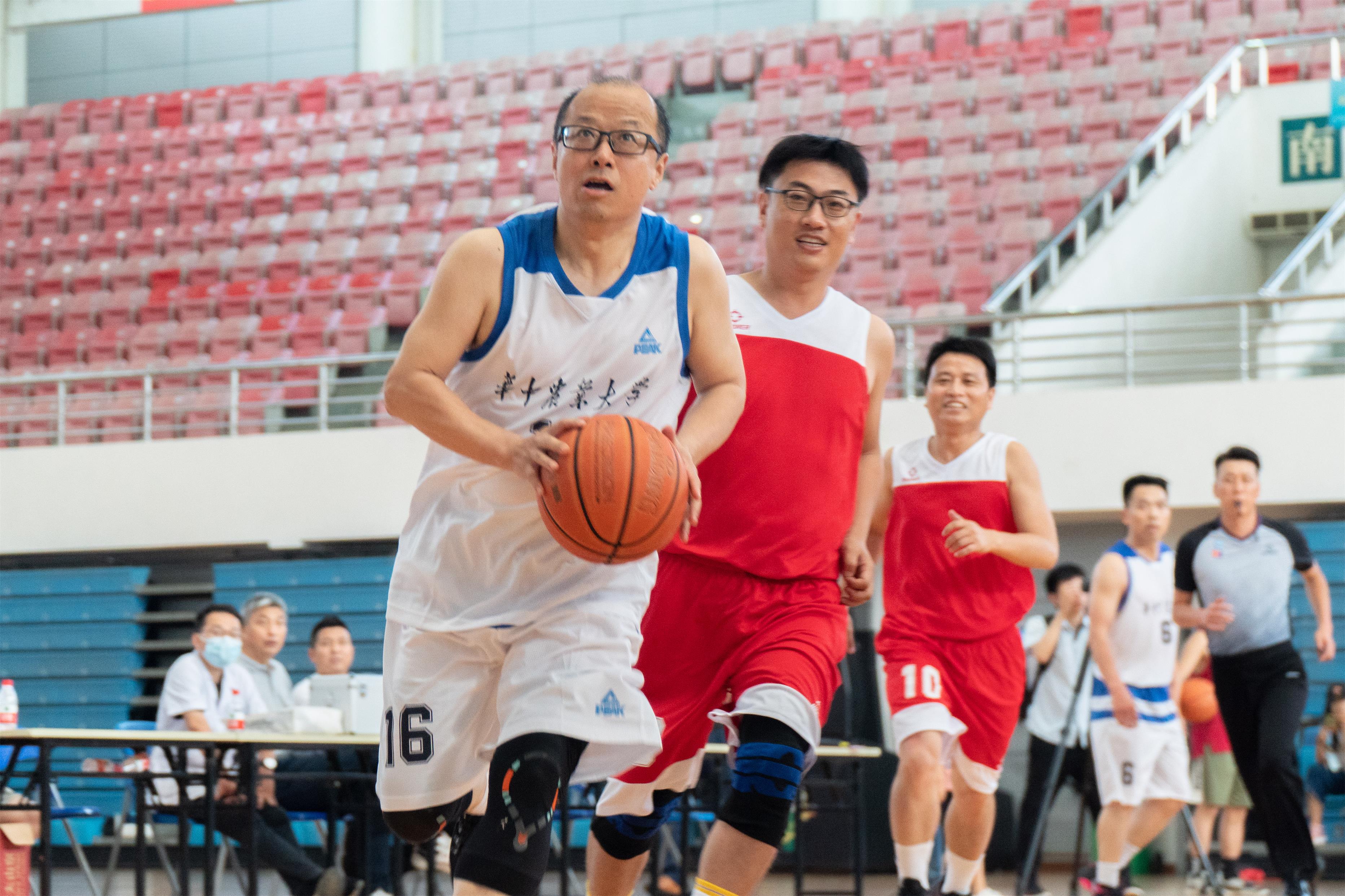 a动漫
李召虎校长带球（学通社记者 郎一阳 摄）