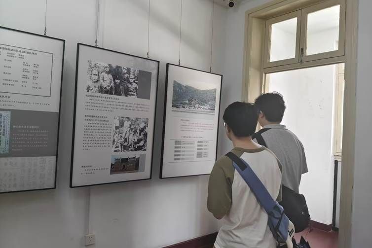 同学们学习豫鄂地区革命史 (赵佳欣摄) 同学们学习豫鄂地区革命史 (赵佳欣摄)